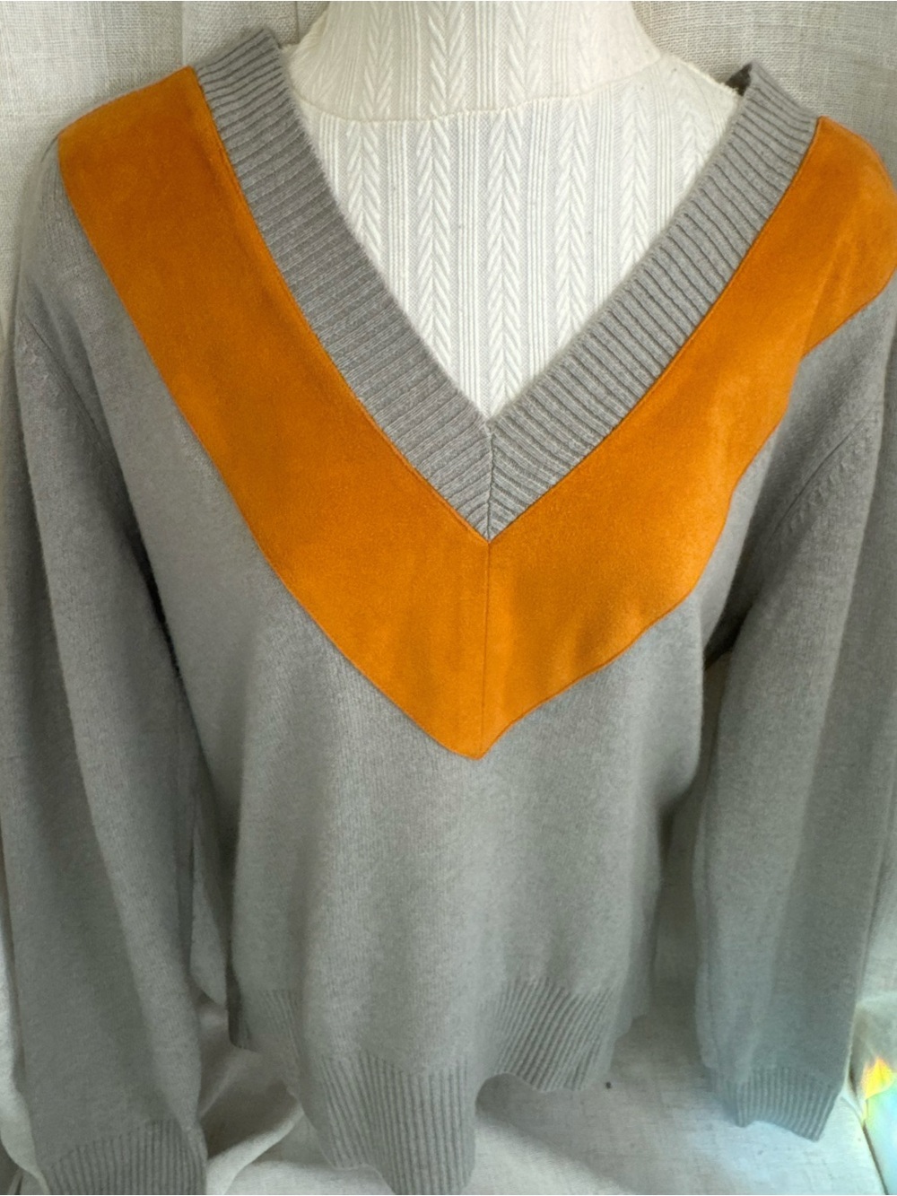 🩶🧡 Brochu Walker 100% Cashmere Gray & Cognac Chevron Sweater • S